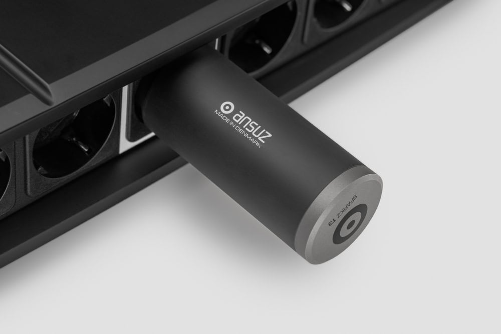 Ansuz Sparkz T3 zasunutý v power distribútore