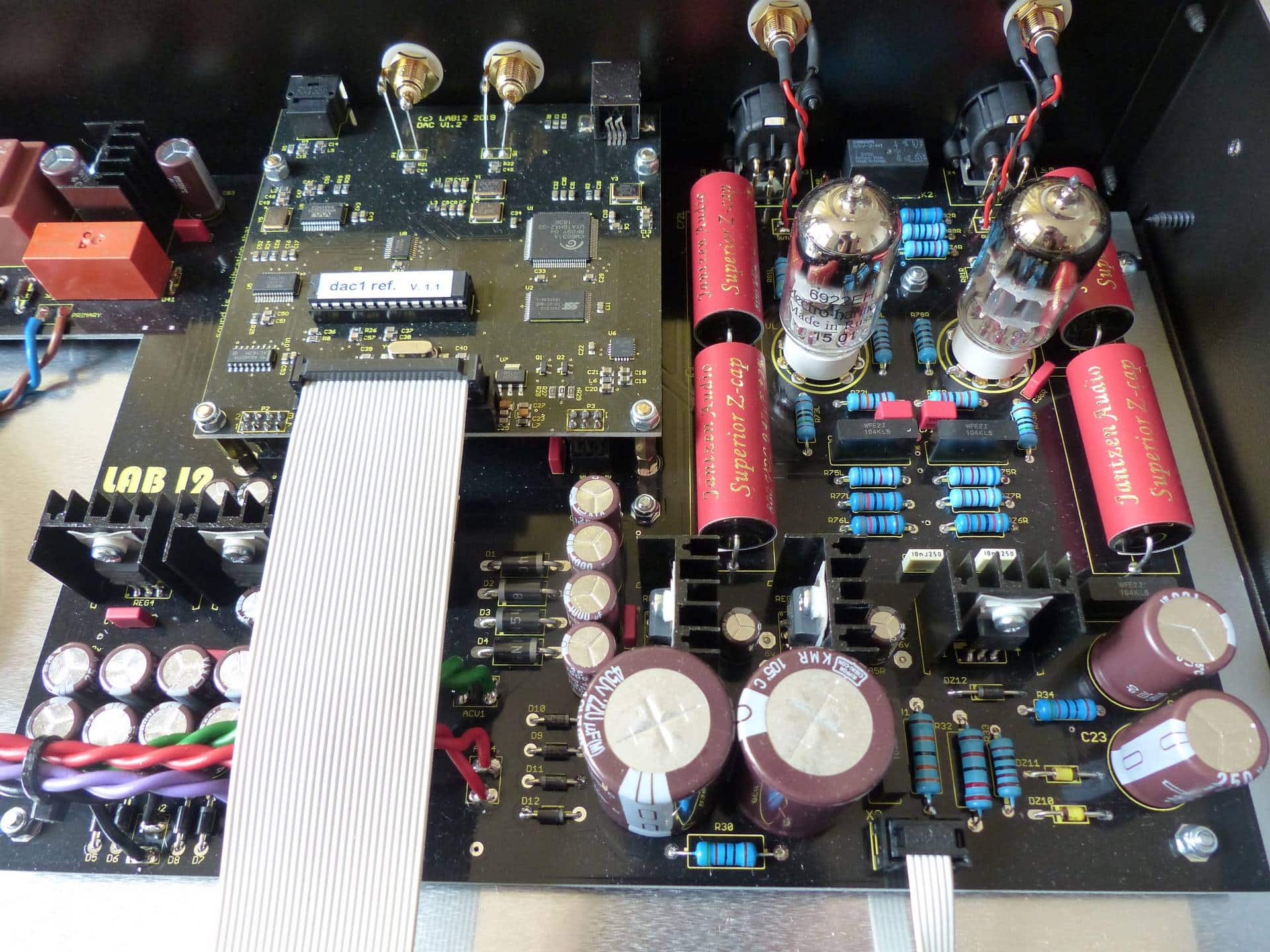 LAB12 DAC1 Reference získal ocenenie Watt Audio Great Value 1 Vnútro LAB12 DAC1 Reference s dvojicou elektróniek 6922 a osadenou doskou prevodníka