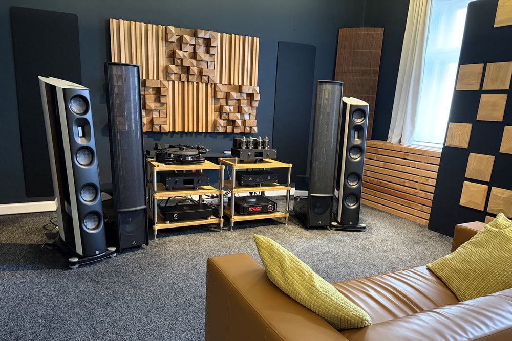 Posluchová miestnosť hifi štúdia AUDIOFEEL Košice, sedačka pred zostavou s gramofónom, lampovým zosilňovačom a reproduktormi