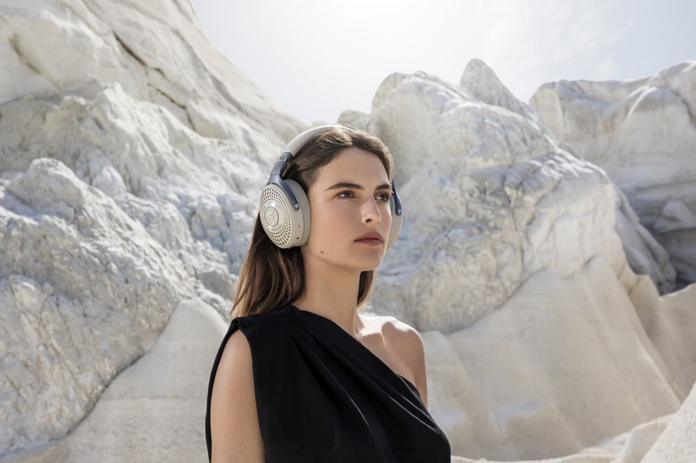 Čo je Hi-Fi: počúvate hudbu, alebo ju naozaj počujete? 1 Žena počúva hudbu v slúchadlách Focal