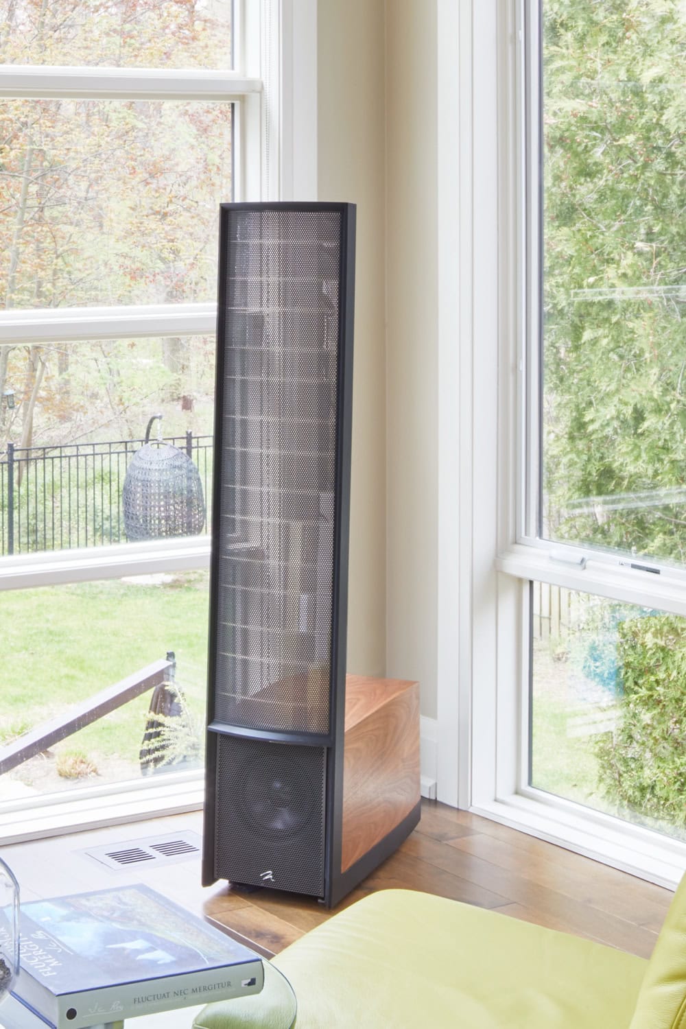 MartinLogan reproduktory: nová značka v portfóliu AUDIOFEEL 1 Elektrostatický reproduktor MartinLogan Impression ESL 11A v rohu obývačky pri okne, cez panel vidieť záhradu