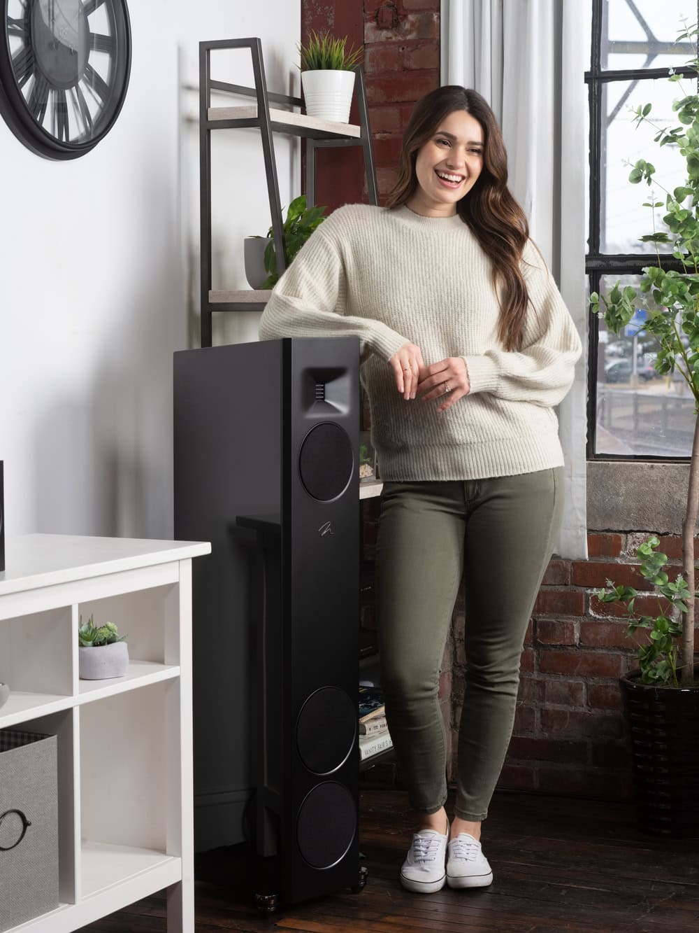 MartinLogan reproduktory: nová značka v portfóliu AUDIOFEEL 2 Stĺpový reproduktor MartinLogan Motion F20 v obývačke