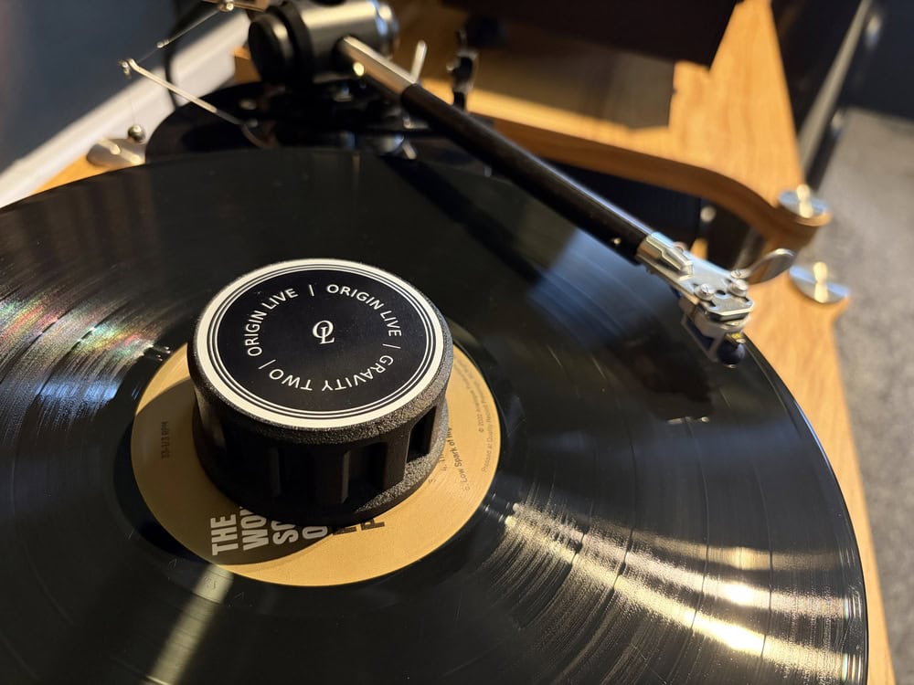 AUDIOFEEL štvrtky: Origin Live večer, Gravity Two a pozvánka na november 3 Závažie Origin Live Gravity Two na vinylovej platni, za ním rameno Origin Live Illustrious s prenoskou